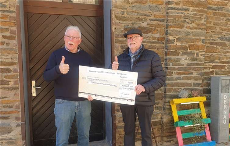 Bornheimer Musiker erspielen 3500 Euro für Dernau Bürgermeister Alfred Sebastian mit Ortsvorsteher Gottfried Düx. Foto: privat