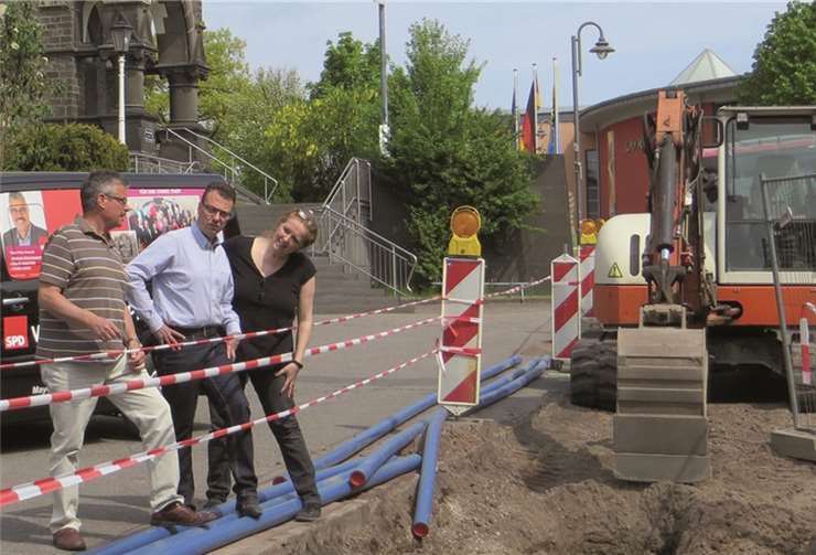 Bürgermeister Ammel besichtigte mit seinen Beigeordneten die Baustelle an der Heidenstockstraße.privat