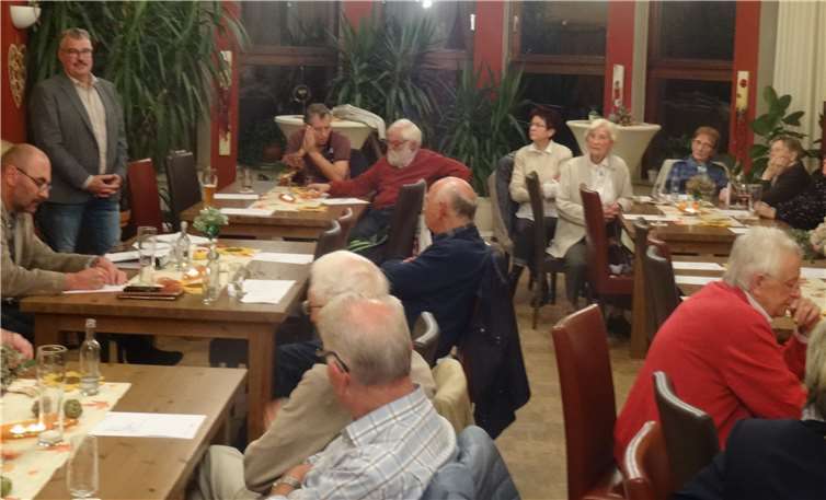 Bürgermeister Ammel stellt sich den Fragen.