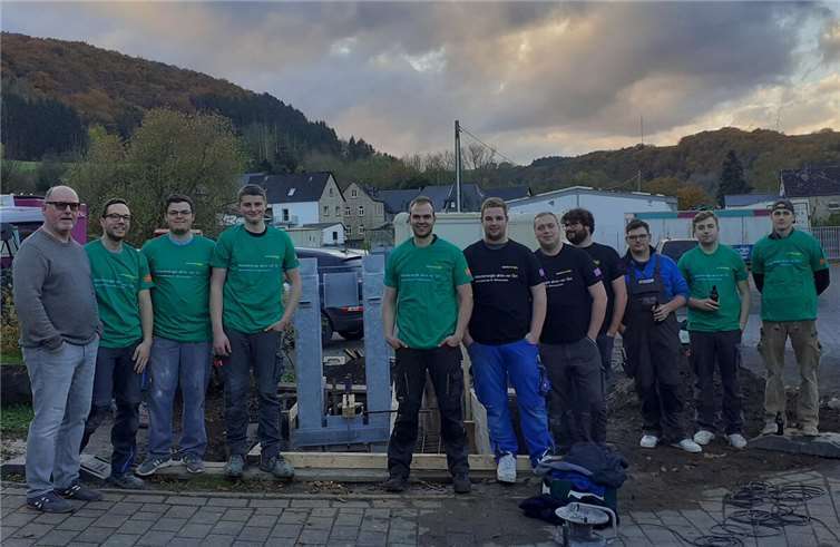 Bürgermeister Andreas Doll mit den Mitgliedern des Riedener Junggsellenvereins und dem neuen Baumständer. Foto: privat