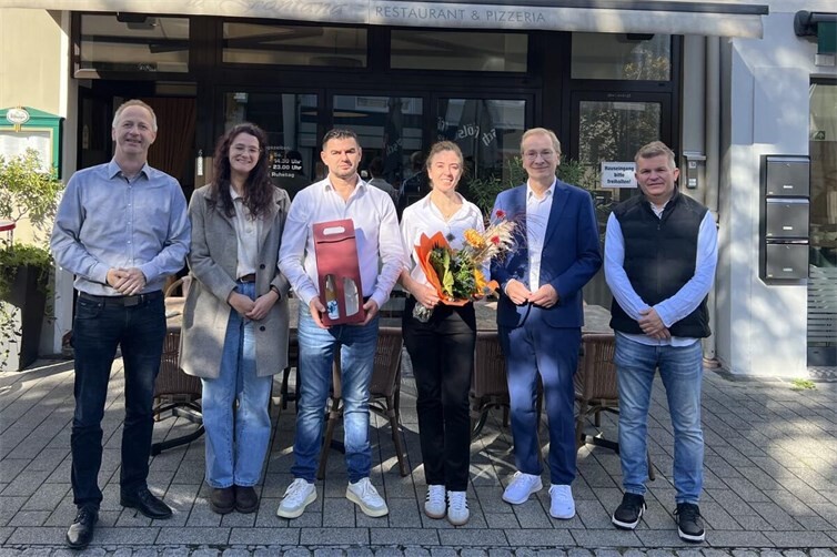 Bürgermeister Andreas Geron (2.v.r.) gratulierte Agron und Blerta Ademaj (3. und 4.v.l.) gemeinsam mit Büroleiter Markus Jüris (l.) sowie Maike Mostert (2.v.l.) und Oliver Göbel (r.) vom Sinziger Stadtmarketing.