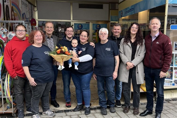 Bürgermeister Andreas Geron (3.v.l.) gratulierte gemeinsam mit Oliver Göbel (3.v.r.) und Maike Mostert (2.v.r.) vom Sinziger Stadtmarketing sowie Büroleiter Markus Jüris (r.) den drei Generationen der Familie Sauer mit Julian Sauer, Tanja Sauer, Florian Sauer, Ella Sauer, Sophia Sauer, Dirk Sauer (v.l.) zum 60. Firmenjubiläum.