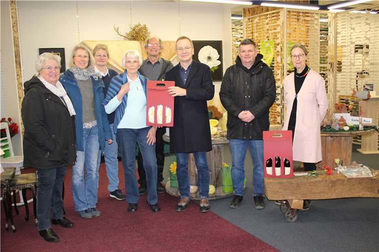 Bürgermeister Andreas Geron (3.v.r.) und Oliver Göbel (2.v.r.) brachten den Kunsthandwerker*innen offizielle Begrüßungsgeschenke der Stadt Sinzig. Foto: Stadtverwaltung Sinzig