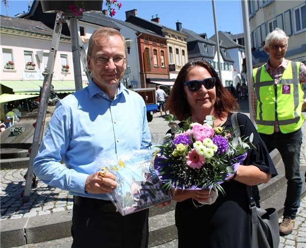 Bürgermeister Andreas Geron, Andrea Schraaf-Wilhelmy und ein Vertreter der Firma „Flower & Shower“ mit einem der dekorativen „Flower-Baskets“.