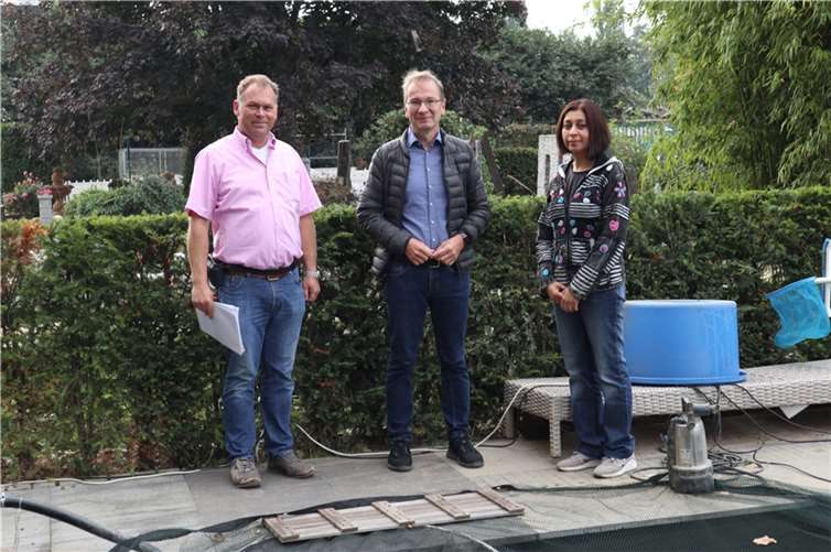 Dirk Heinemann: „Wir machen auf jeden Fall weiter!“ Bürgermeister Andreas Geron (Mitte) war beeindruckt von der Aufbauarbeit nach der Flut. Foto: Stadt Sinzig