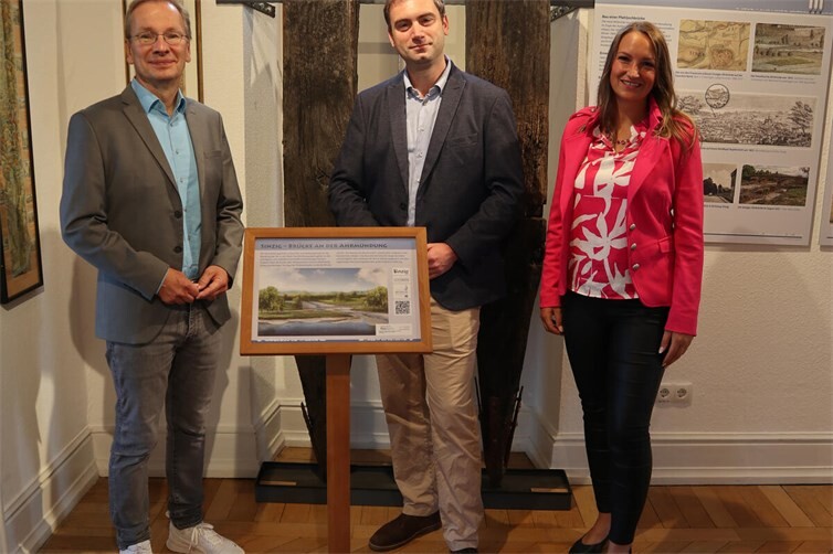 Bürgermeister Andreas Geron, Museumsleiter Gabriel Heeren und GEWI-Geschäftsführerin Sofia Lunnebach (v.l.) bei der Eröffnung der neuen Ausstellung im Museum Schloss Sinzig.