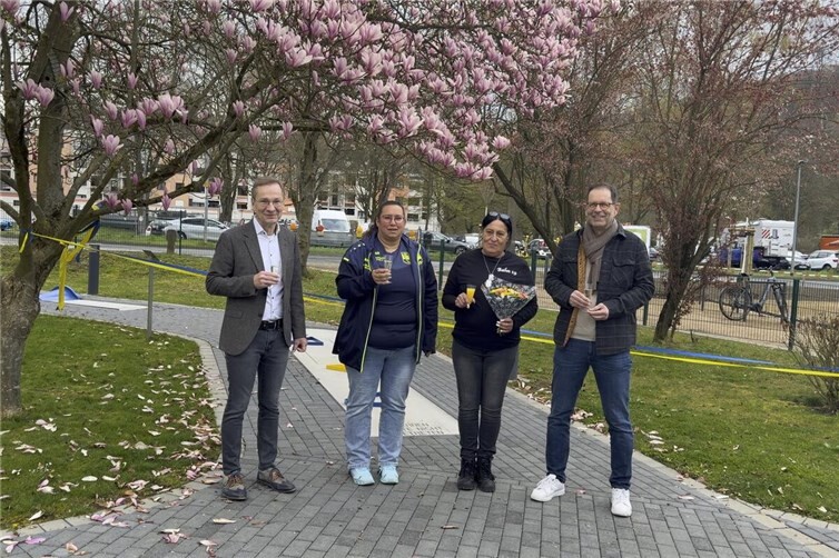 Bürgermeister Andreas Geron , Nicole Hansen (1. Vorsitzende des MGC), Sandra Grimmer und Ortsvorsteher Jürgen Werf bei der Saisoneröffnung