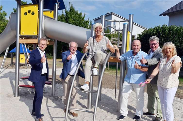Großzügige Spende der Rotarier Bürgermeister Andreas Geron, Rudolf Nickenig (RC Remagen-Sinzig), Pia Wasem (stellv. Sinziger Ortsvorsteherin), Stefan Kraus, Gotthard Emmerich und Sabine Oberthür-Kraus (alle Rotarier) (v.l.) auf dem neugestalteten Spielplatz am Brühlsweg. Foto: Stadtverwaltung Sinzig
