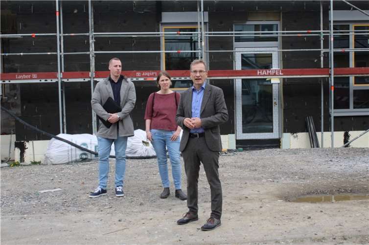 Bürgermeister Andreas Geron, Sarah Dünker-Wittland und Benedict Meyer-Hentschel (v.r.) bei der Begrüßung vor der neuen Kindertagesstätte. Fotos: Stadtverwaltung Sinzig