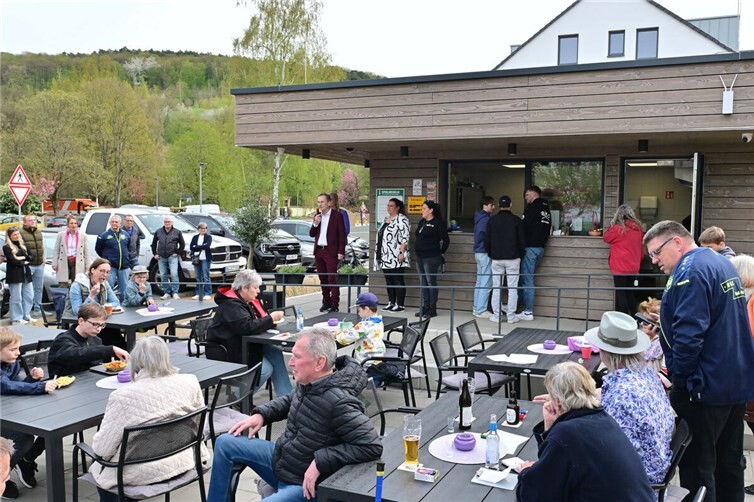 Bürgermeister Andreas Geron begrüßte die Gäste der offiziellen Eröffnung des neuen Vereinsheims am Minigolfplatz. 
