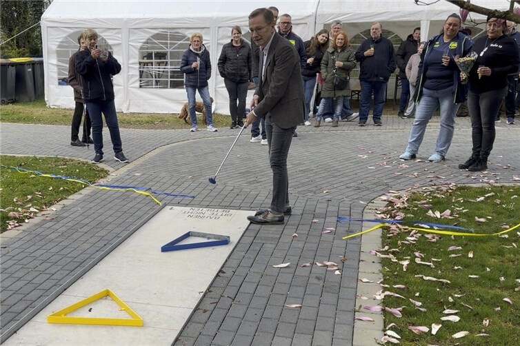 Bürgermeister Andreas Geron beim Eröffnungsschlag an Bahn 1