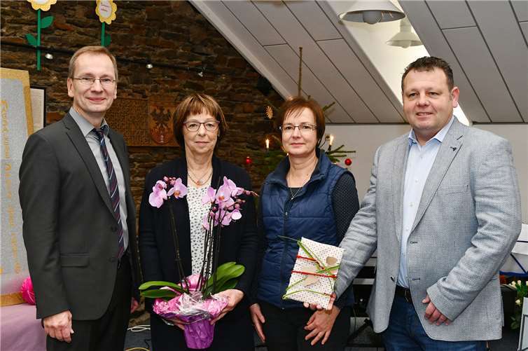 Bürgermeister Andreas Geron dankte Magdalena Dawid für ihre Verbundenheit zur Stadt Sinzig.RASCH