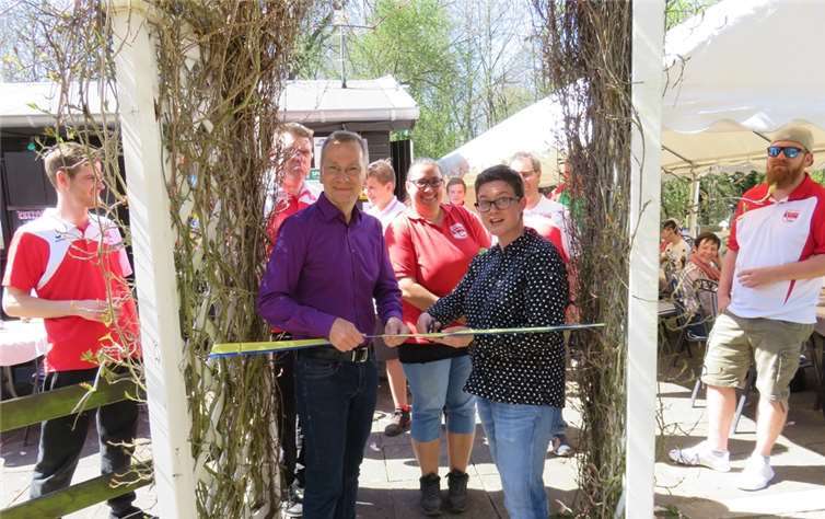 Bürgermeister Andreas Geron durchschnitt feierlich das Band zur Minigolfplatzeröffnung. Foto: privat