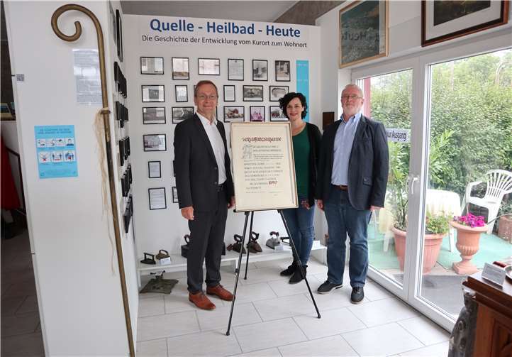 Bürgermeister Andreas Geron freute sich, die historische Urkunde an die Vorsitzende des Vereins, Ricarda Sonnenberg sowie Archivar Josef Erhard überreichen zu können.Foto: Stadt Sinzig