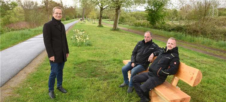 Bürgermeister Andreas Geron freute sich über die tolle Geste der Firma Glasreinigung Engel. Foto: Martin Gausmann/