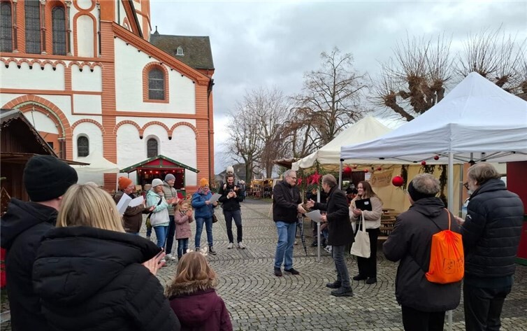 Bürgermeister Andreas Geron gratuliert den STADTRADELN-Siegerinnen und Siegern.Foto: Stadtverwaltung Sinzig (