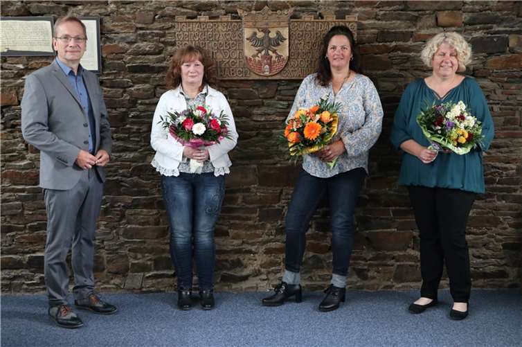 Bürgermeister Andreas Geron gratulierte Gabriele Fuchs, Andrea Horstmann und Stefanie Becker (v.l.) ganz herzlich zum Dienstjubiläum. Foto: Stadtverwaltung Sinzig
