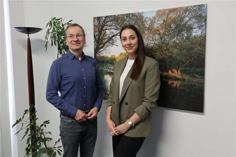 Bürgermeister Andreas Geron (l.) begrüßte Dilara Türkel als neue Mitarbeiterin des Sinziger Bauamtes im Bereich Hochbau.  Foto: Stadtverwaltung Sinzig