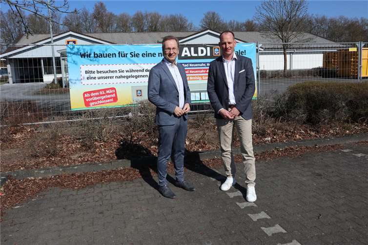Bürgermeister Andreas Geron (l.) besichtigte gemeinsam mit Hans Horres von ALDI SÜD die Baustelle.  Foto:Stadtverwaltung Sinzig