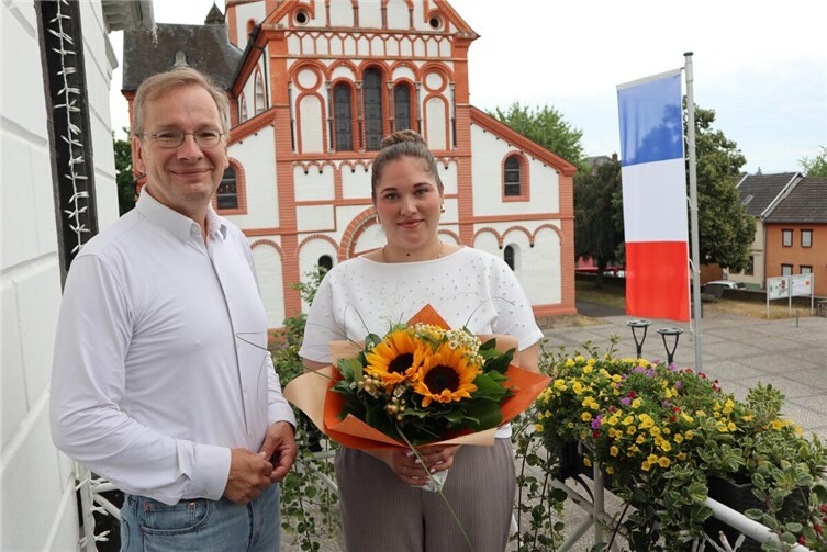 Bürgermeister Andreas Geron (l.) gratulierte Darja Kozlenko zum erfolgreichen Abschluss ihres Studiums. 