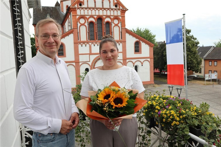 Bürgermeister Andreas Geron (l.) gratulierte Darja Kozlenko zum erfolgreichen Abschluss ihres Studiums.
