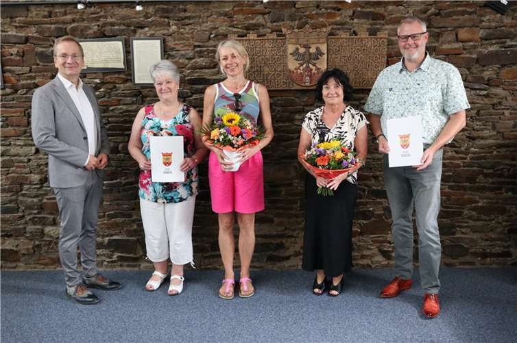 Bürgermeister Andreas Geron (l.) gratulierte den drei Jubilarinnen und Jubilaren Waltraud Thormann (2.v.l), Malgorzata Langen (Mitte) und Markus Meuer (rechts) und verabschiedete Martina Gimnig (2.v.r.) in den Ruhestand.  Foto: Stadtverwaltung Sinzig