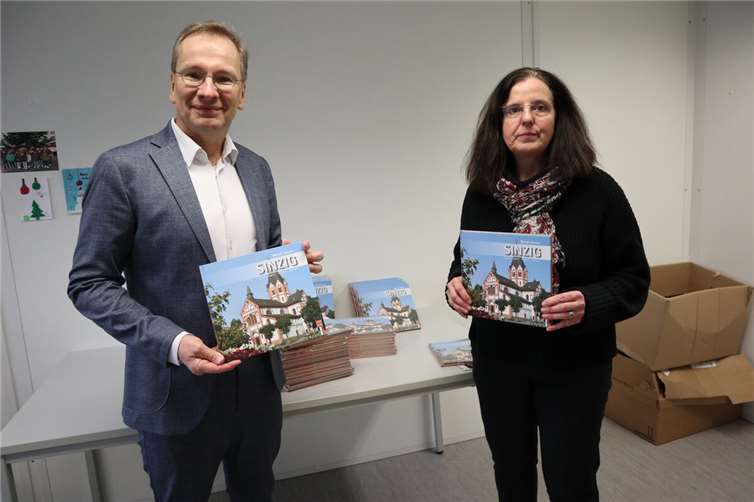 Bürgermeister Andreas Geron (l.) ist sich sicher, dass die Sinziger Bildbände in der Schule von Rektorin Uta Erlekampf sinnvoll eingesetzt werden. Foto: Stadtverwaltung Sinzig