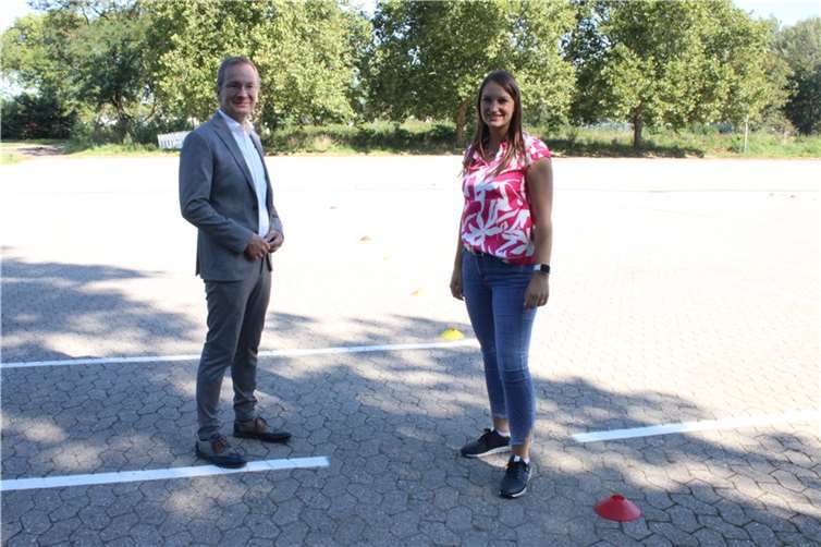 Bürgermeister Andreas Geron (l.) konnte sich vor kurzem gemeinsam mit Sofia Lunnebach von der GEWI über die Fortschritte am Verkehrsübungsplatz überzeugen.Foto: Stadtverwaltung Sinzig (