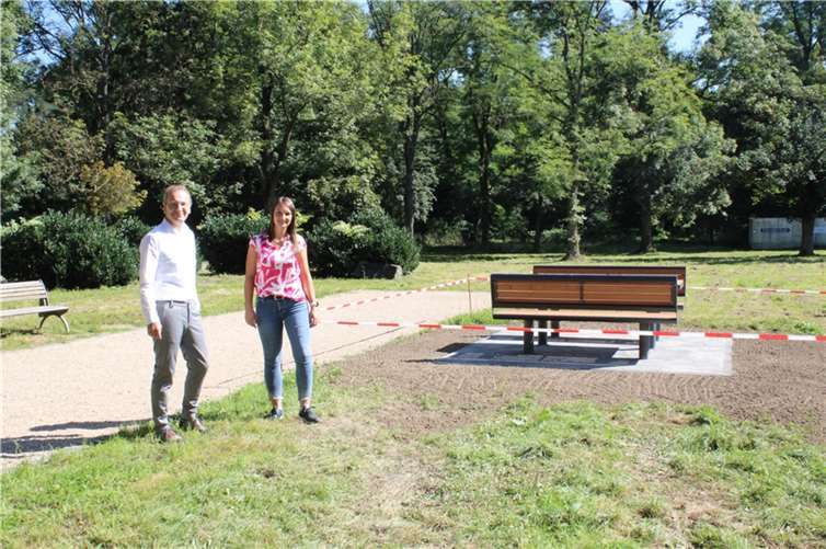Bürgermeister Andreas Geron (l.) und GEWI-Geschäftsführerin Sofia Lunnebach an der neuen Sitzgruppe am Bouleplatz