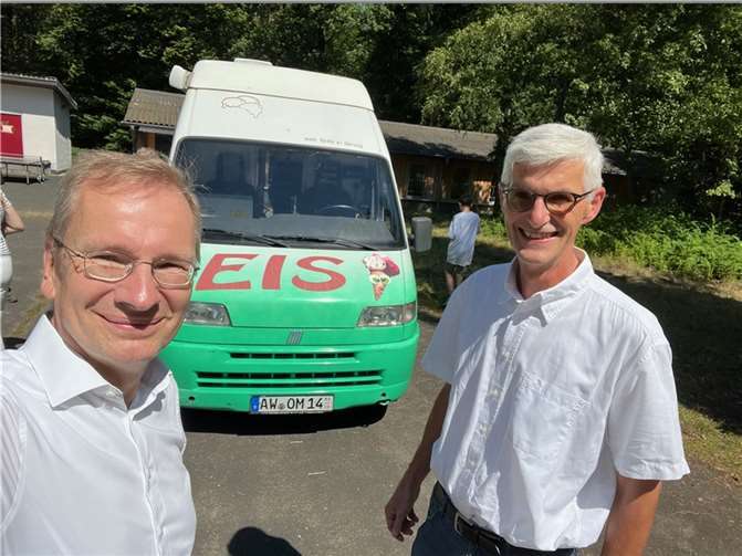 Bürgermeister Andreas Geron (l.) und Sinzigs Ortsvorsteher Reiner Friedsam überraschten die Kinder der AWO-Freizeit mit dem Eiswagen.  Foto: Stadtverwaltung Sinzig