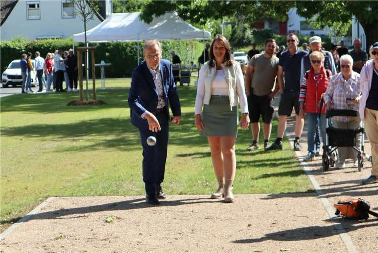 Bürgermeister Andreas Geron (l.) und Sofia Lunnebach von der GEWI (r.) nahmen auch die neue Boulebahn gleich in Betrieb.Fotos: Stadtverwaltung Sinzig