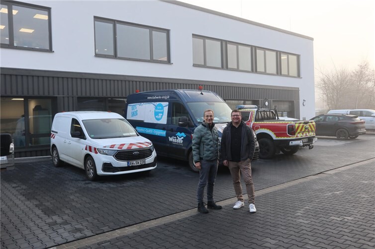 Bürgermeister Andreas Geron (l.) und Werkleiter Carsten Lohre vor dem Neubau im Sinziger Gewerbegebiet.  Foto: Melanie Walkenbach