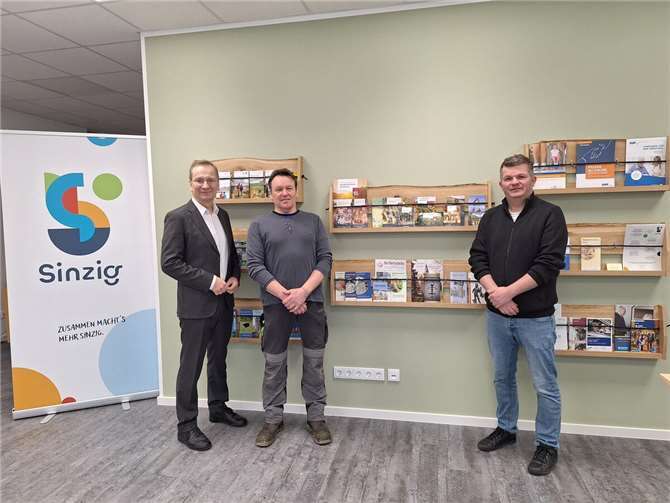 Bürgermeister Andreas Geron (l.) und Wirtschaftsförderer Oliver Goebel (r.) bedankten sich stellvertretend bei Gerald Arzdorf für das Engagement der Bauhofmitarbeiter.  Foto: Stadtverwaltung Sinzig