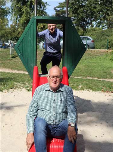 Bürgermeister Andreas Geron ließ sich von Karl-Heinz Kurth, Bauamt Sinzig, die Neuerungen erklärenFoto: privat