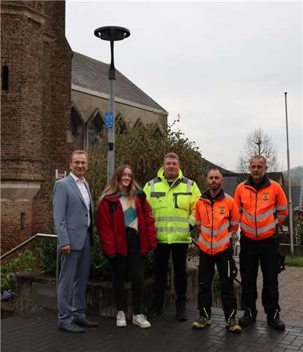 Bürgermeister Andreas Geron ließ sich vor Ort die Einsatzweise der neuen LED-Straßenleuchten in Bad Bodendorf von Klimaschutzmanagerin Christin Nikolay, Andreas Polch von den Stadtwerken Sinzig sowie Jean-Michel Jöbges und Ralf Schwaiger vom Sinziger Bauhof (v.l.) erläutern.  Foto: Stadtverwaltung Sinzig