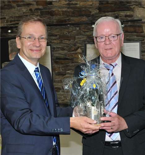 Bürgermeister Andreas Geron (links) dankte Büroleiter Hans Joachim Weiß für seine Arbeit und überreichte ihm ein Präsent.RASCH