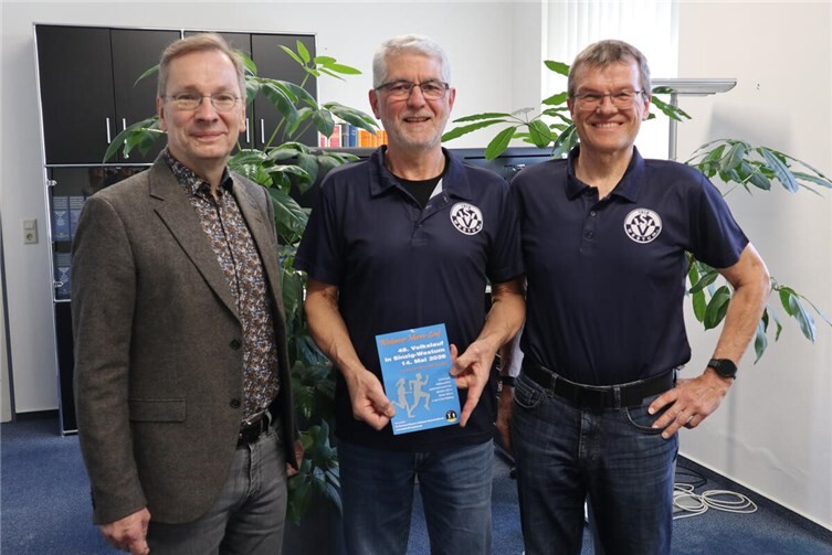 Bürgermeister Andreas Geron mit Bernhard Schmitz und Günter Schneider vom Lauftreff Westum (v.l.).