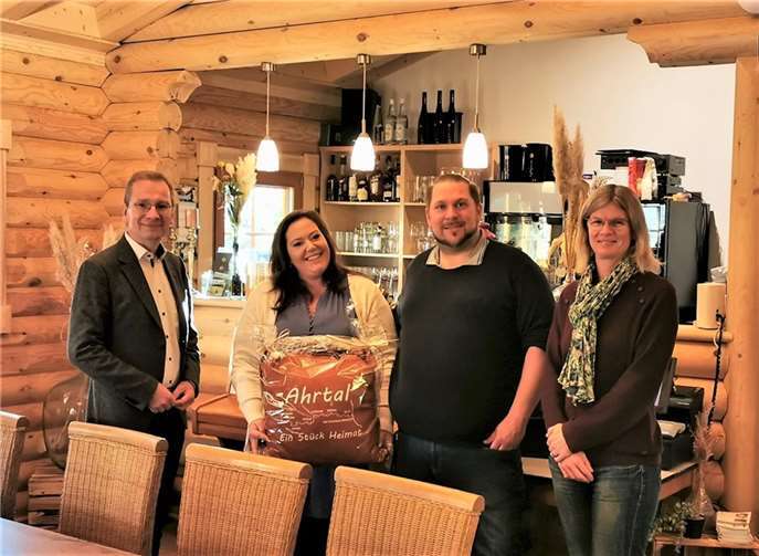 Bürgermeister Andreas Geron mit Steffi Flerus und Tobias Groß und Sinzigs Wirtschaftsförderin Maike Gausmann-Vollrath (v.l.) beim Antrittsbesuch auf der Cäcilia-Hütte. Foto: Stadtverwaltung Sinzig