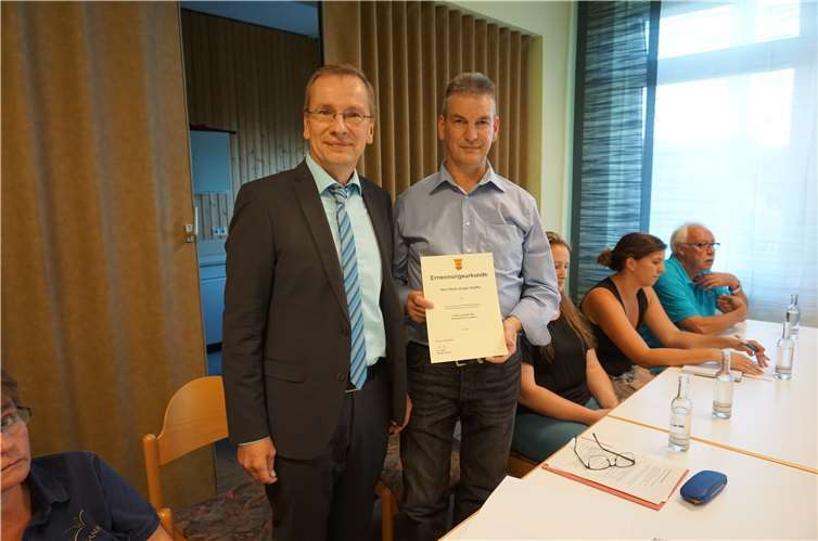 Bürgermeister Andreas Geron mit dem neuen Ortsvorsteher Hans Jürgen Koffer. Fotos:ROB