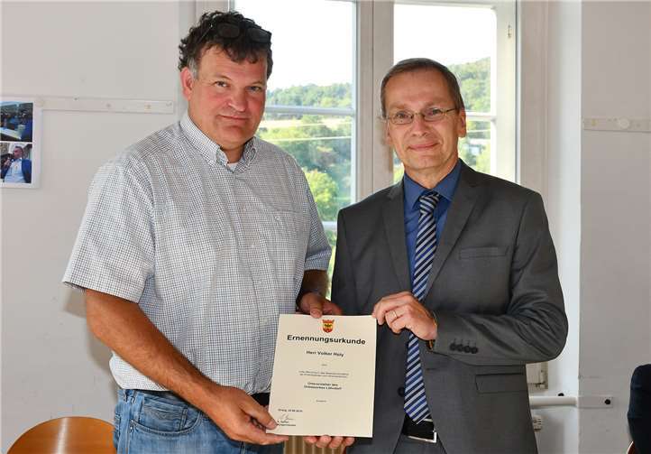 Bürgermeister Andreas Geron mit dem neuen Ortsvorsteher Volker Holy bei der Überreichung der Ernennungsurkunde.