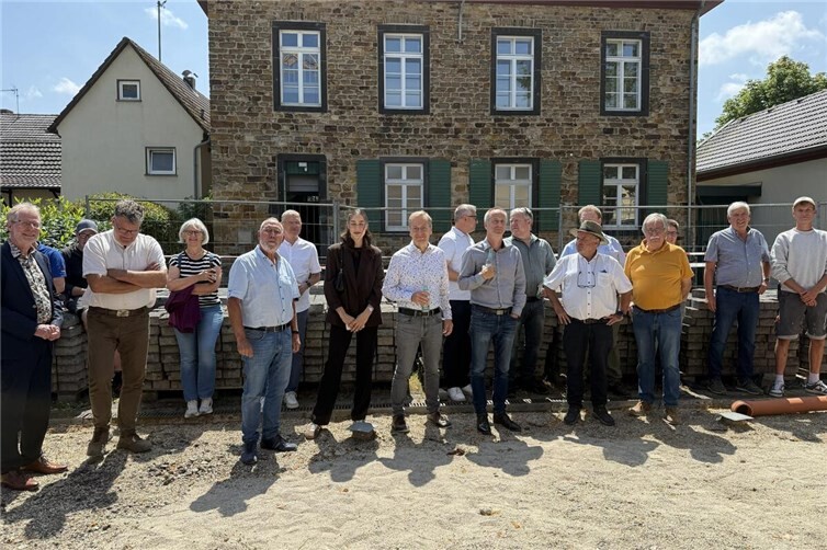 Bürgermeister Andreas Geron nahm gemeinsam mit Vertreterinnen und Vertreter der Politik, der beteiligten Unternehmen und der Dorfgemeinschaft sowie mit Mitarbeiterinnen und Mitarbeitern der Stadtverwaltung am Richtfest in Löhndorf teil. 