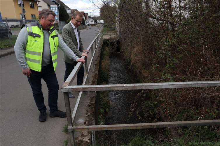 Bürgermeister Andreas Geron (r.) beging gemeinsam mit Andreas Polch, Sachbearbeiter für Gewässerunterhaltung, den betroffenen Bereich.  Foto: Stadtverwaltung Sinzig