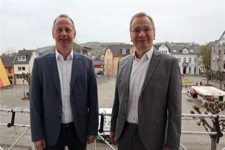 Bürgermeister Andreas Geron (r.) begrüßte den neuen Büroleiter Markus Jüris.  Foto: Stadtverwaltung Sinzig