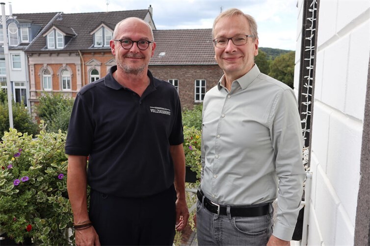 Bürgermeister Andreas Geron (r.) gratulierte Andreas Haubrichs (l.) zur Ernennung zum Vollzugsbediensteten.