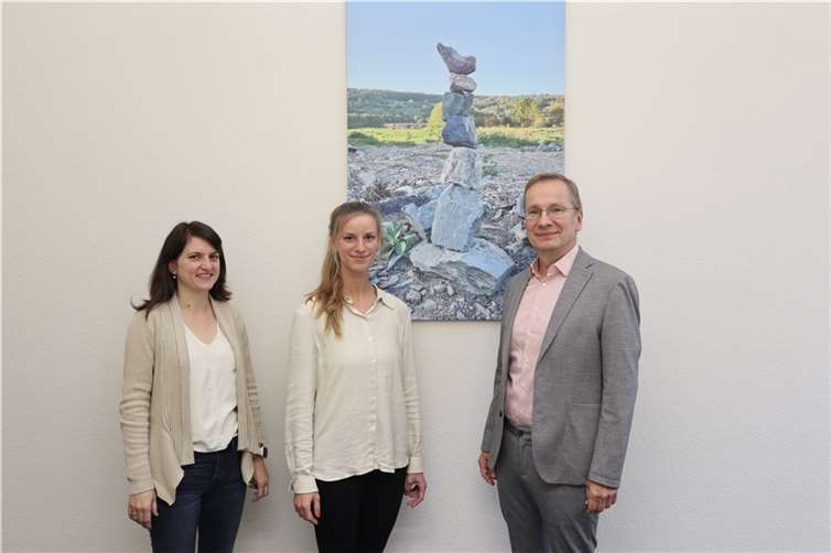 Bürgermeister Andreas Geron (r.) und Klimamanagerin Clarissa Figura (l.) begrüßen Luzia Heinzelmann als Verstärkung des Klima-Teams im Sinziger Rathaus. Foto: Stadtverwaltung Sinzig