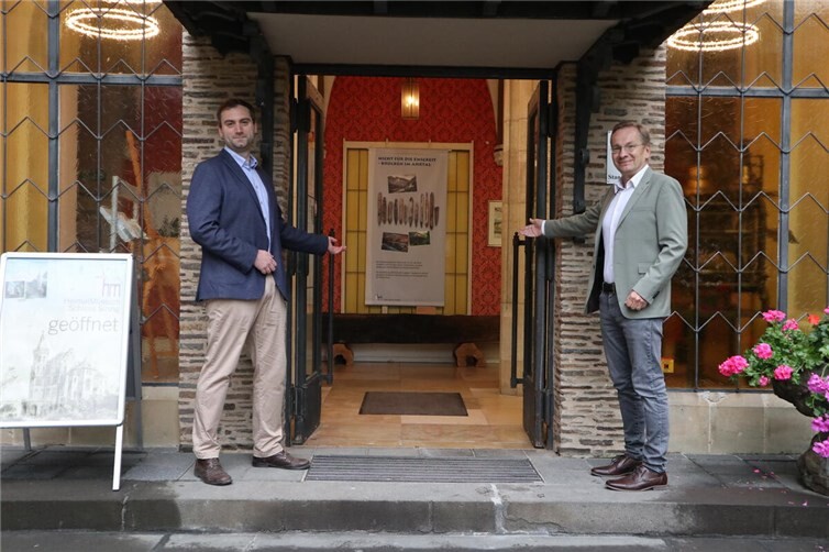Bürgermeister Andreas Geron (r.) und Museumsleiter Gabriel Heeren (l.) freuen sich auf Ihren Besuch im Schloss Sinzig.Foto: Stadtverwaltung Sinzig