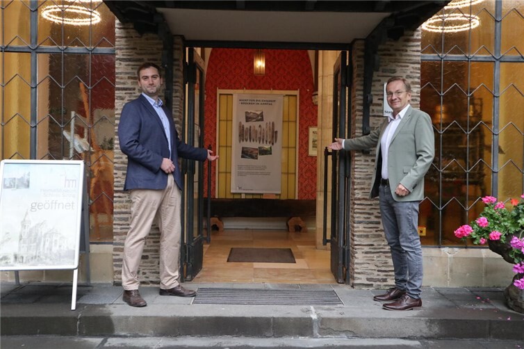 Bürgermeister Andreas Geron (r.) und Museumsleiter Gabriel Heeren (l.) freuen sich auf Ihren Besuch im Schloss Sinzig.  Foto: Stadtverwaltung Sinzig