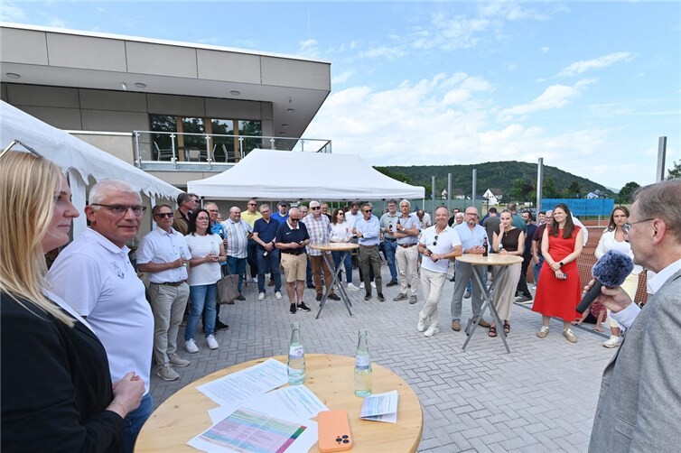 Bürgermeister Andreas Geron (r.) und Nadine Baumann von der GEWI (l.) begrüßten die zahlreich erschienenen Gäste.