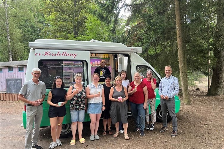 Bürgermeister Andreas Geron (r.) und Sinzigs Ortsvorsteher Reiner Friedsam überraschten die Betreuerinnen und Kinder der AWO-Freizeit mit dem Eiswagen.