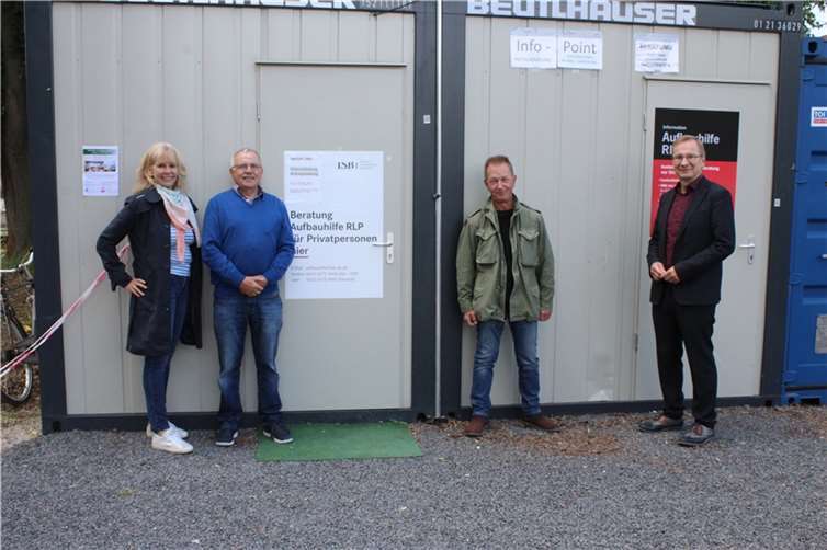 Bürgermeister Andreas Geron (rechts) und Bettina Schroeter, Flutbeauftragte der Stadt Sinzig (links), informierten sich am Sinziger Info-Point bei den beiden Ehrenamtlern Otto Lemke und Michael Groß (v.l.) über deren immer noch wichtige Arbeit für die Betroffenen.  Foto: Stadtverwaltung Sinzig